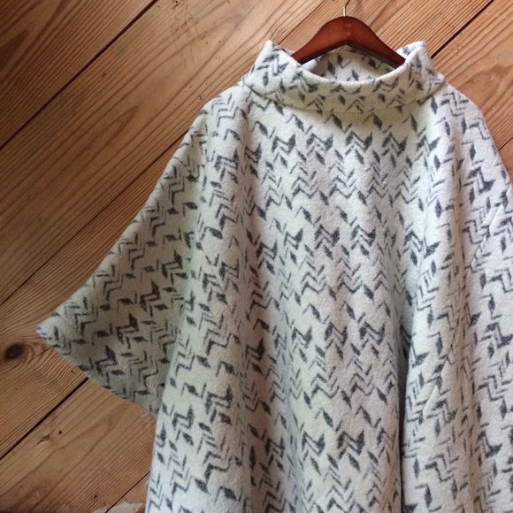 SOLD Amazing Lord & Taylor poncho! - Picture 5 of 7